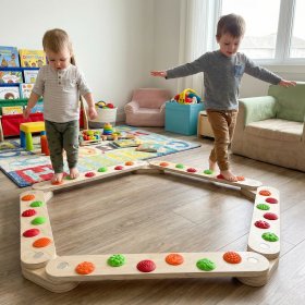 Balancierpfad mit Massageelementen und Balancebrett